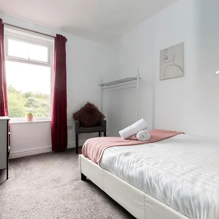 Hidden Gem With Bags Of Space. 3 Bed Town House Apartment *