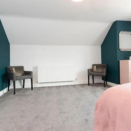 Apartment Hidden Gem With Bags Of Space. 3 Bed Town House Loftus