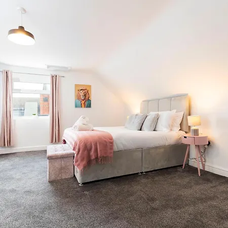 Apartment Hidden Gem With Bags Of Space. 3 Bed Town House