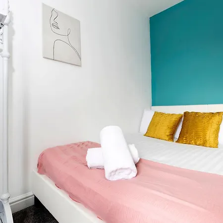 Apartment Hidden Gem With Bags Of Space. 3 Bed Town House *