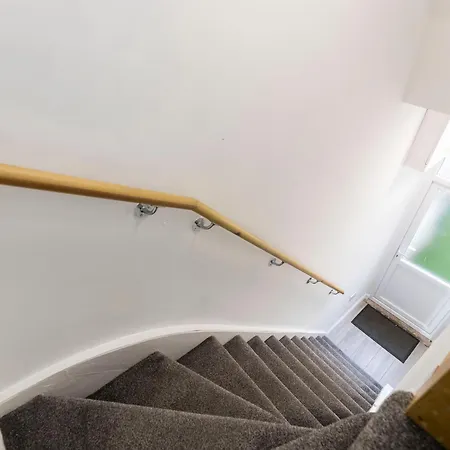 Apartment Hidden Gem With Bags Of Space. 3 Bed Town House Loftus