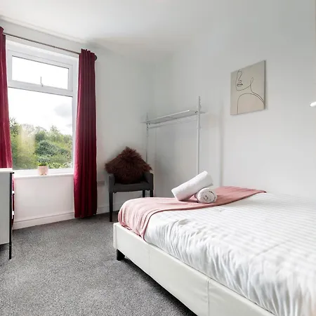 Apartment Hidden Gem With Bags Of Space. 3 Bed Town House Loftus