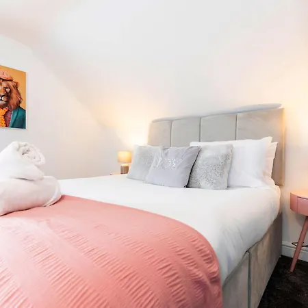 Hidden Gem With Bags Of Space. 3 Bed Town House Lejlighed